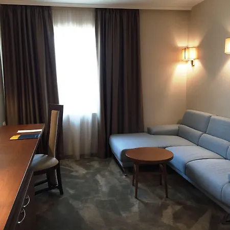 Golden Tulip Szálloda 4*