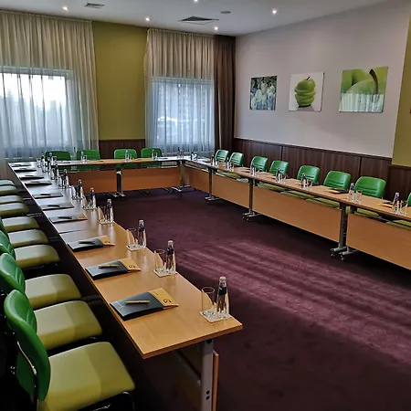 Golden Tulip Готель