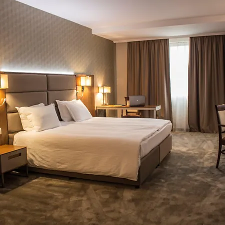 Golden Tulip מלון וארנה