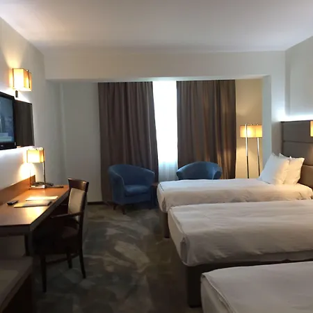 Golden Tulip מלון וארנה