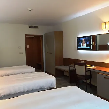 Golden Tulip 4* וארנה