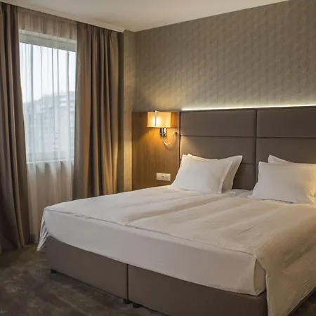 Golden Tulip מלון 4*