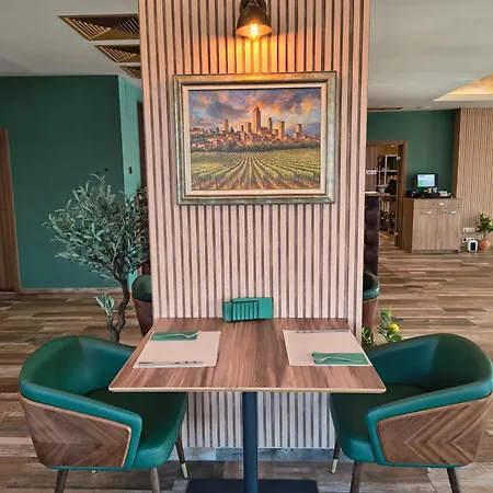 מלון Golden Tulip וארנה