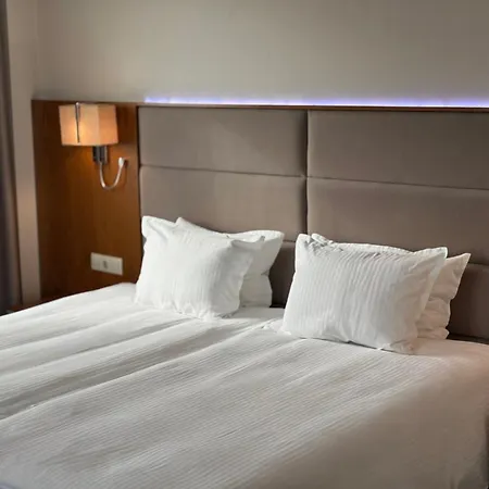 מלון Golden Tulip וארנה