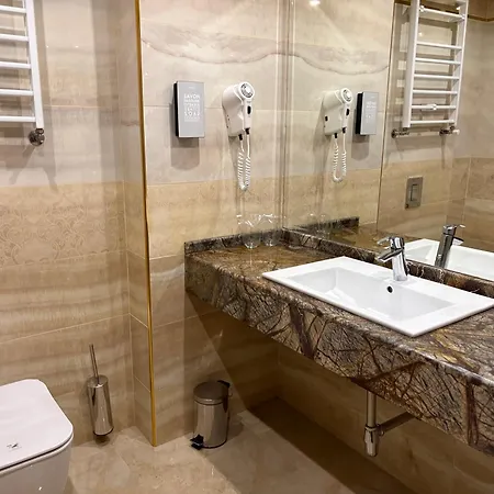 Golden Tulip מלון וארנה