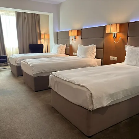 Golden Tulip מלון 4*