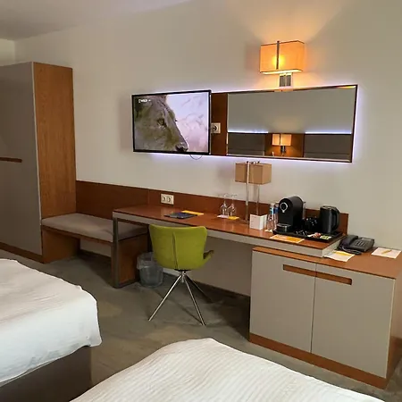 מלון Golden Tulip 4*
