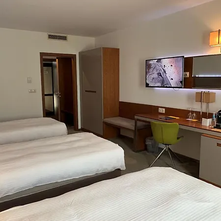 Golden Tulip מלון וארנה