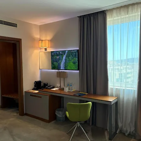 Golden Tulip וארנה