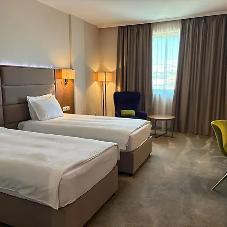 Golden Tulip 4* וארנה