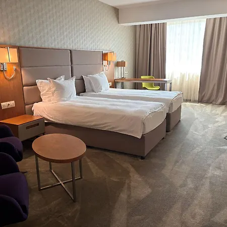 מלון Golden Tulip 4*