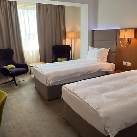 Golden Tulip מלון וארנה
