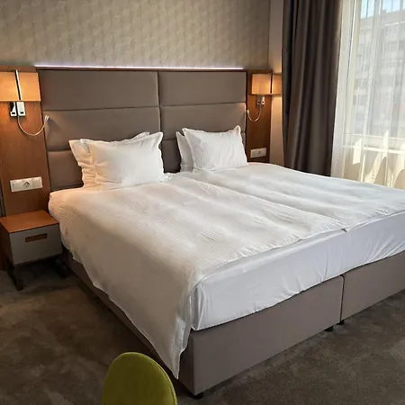 מלון Golden Tulip וארנה
