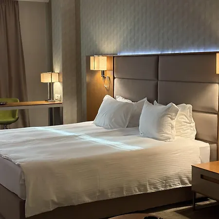 Готель Golden Tulip