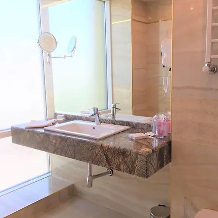 Golden Tulip Готель